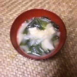 体が温まる♪　「わかめと大根の味噌汁」